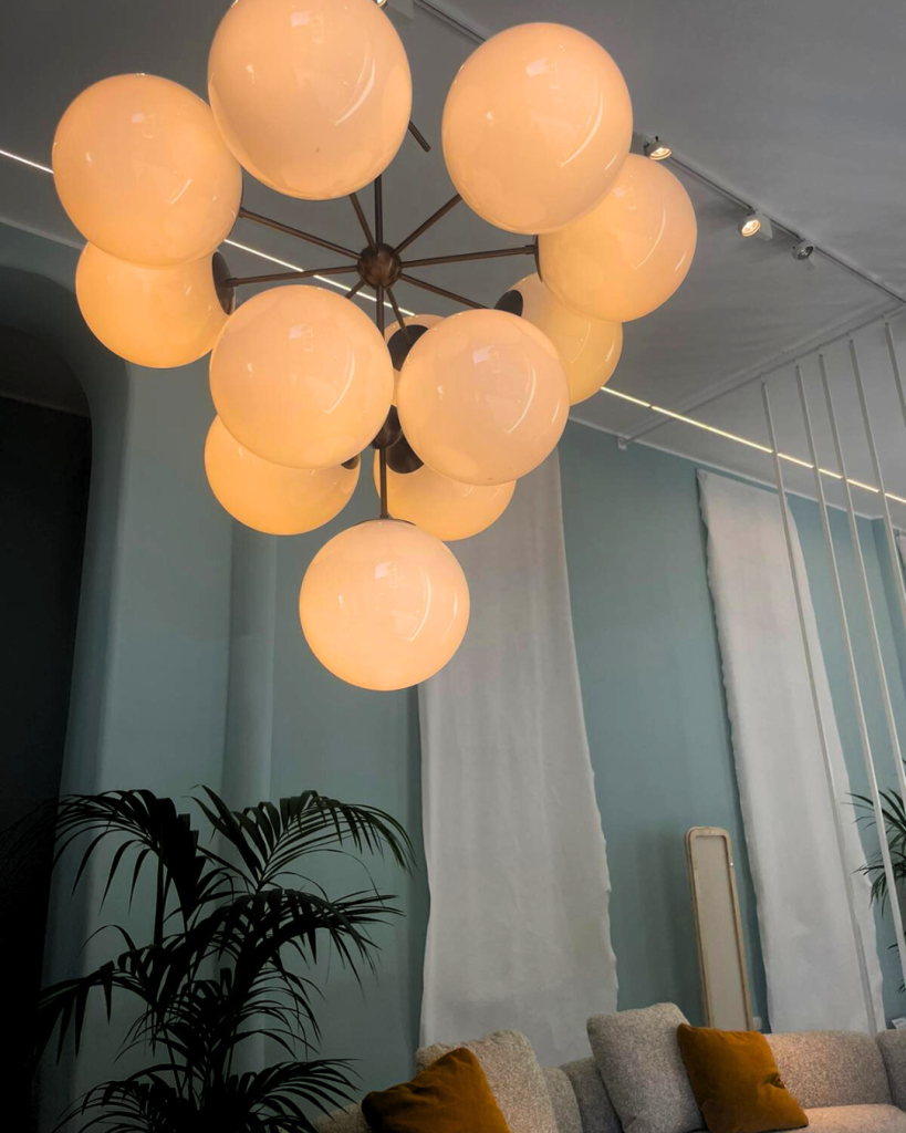 una foto della lampada planet presso lo showroom di SAG 80